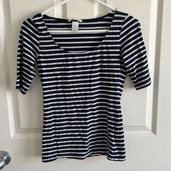🌼3/$15🌼 Navy & White Striped Tee - Picture 1 of 7